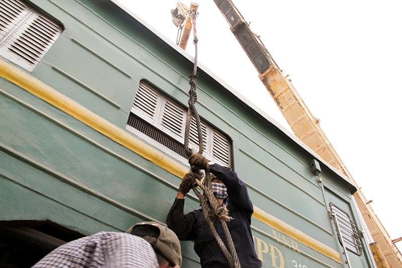 Cần cẩu di chuyển toa tàu hàng chục tấn sau sự cố sập cầu Ghềnh ảnh 5 Cần cẩu di chuyển toa tàu hàng chục tấn sau sự cố sập cầu Ghềnh ảnh 5